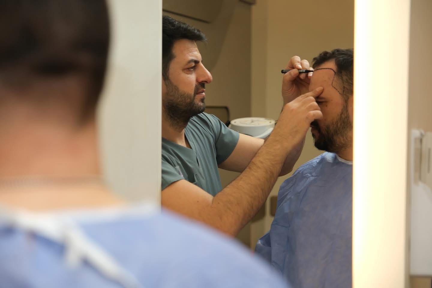 a man cutting a man's Hair Transplant Turkey